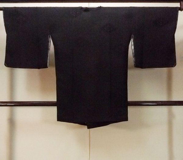 画像2: O0131X 女性用道行  シルク（正絹） 黒, 唐花 【中古】【USED】【リサイクル】 ★★★★☆【O0131X】 (2)