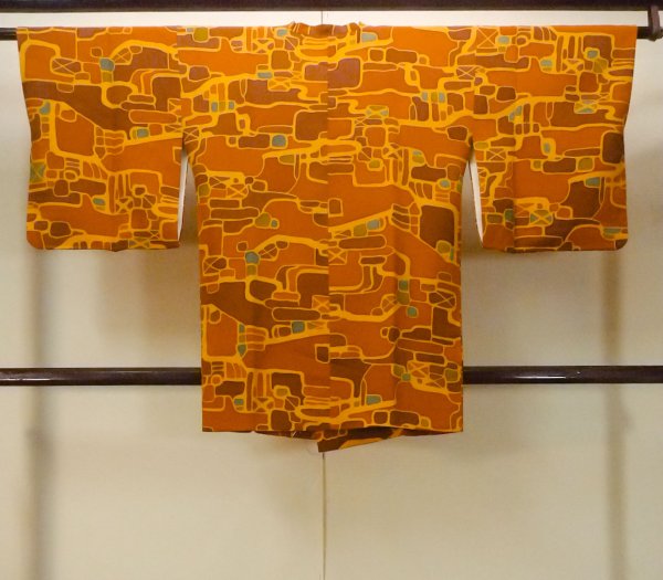 画像2: O0131Y 女性用道行  シルク（正絹） 薄い橙色, 抽象的模様 【中古】【USED】【リサイクル】 ★★★☆☆【O0131Y】 (2)