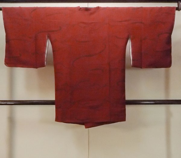 画像2: O0201A 女性用道行  シルク（正絹） 深い赤色, 抽象的模様 【中古】【USED】【リサイクル】 ★★★★☆【O0201A】 (2)