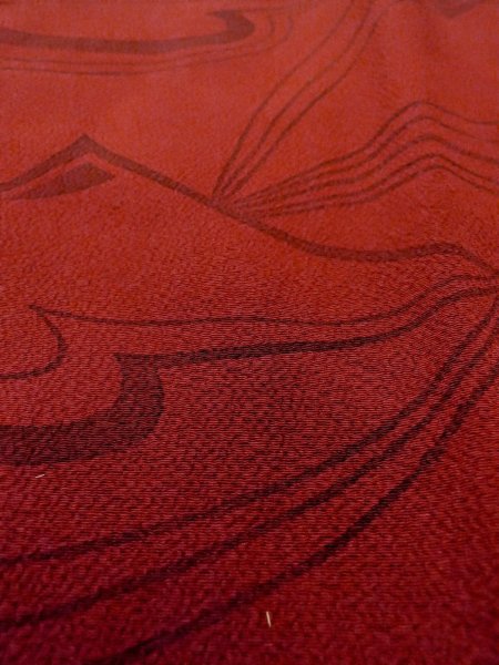 画像9: O0201A 女性用道行  シルク（正絹） 深い赤色, 抽象的模様 【中古】【USED】【リサイクル】 ★★★★☆【O0201A】 (9)