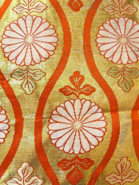 画像2: O0207K 半幅帯 女性用着物 シルク（正絹）  光沢のある 金色 菊 【中古】 【USED】 【リサイクル】 ★★☆☆☆ (2)