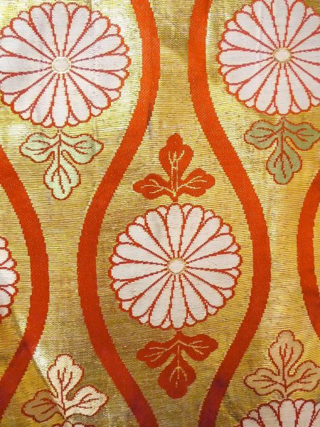 画像3: O0207K 半幅帯 女性用着物 シルク（正絹）  光沢のある 金色 菊 【中古】 【USED】 【リサイクル】 ★★☆☆☆ (3)