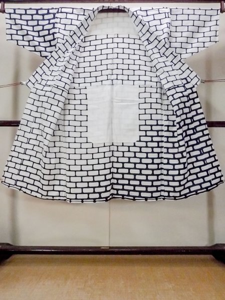 画像2: O0218H 女性用浴衣（日本製）  綿 白, 幾何学模様 【中古】【USED】【リサイクル】 ★☆☆☆☆【O0218H】 (2)