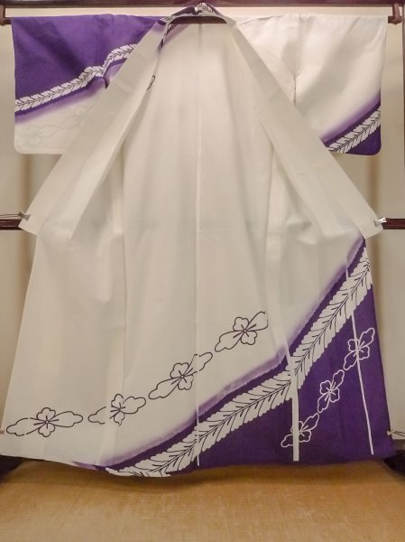 画像2: O0228H 女性用浴衣（日本製）  綿麻 白, 花 【中古】【USED】【リサイクル】 ★★☆☆☆【O0228H】 (2)