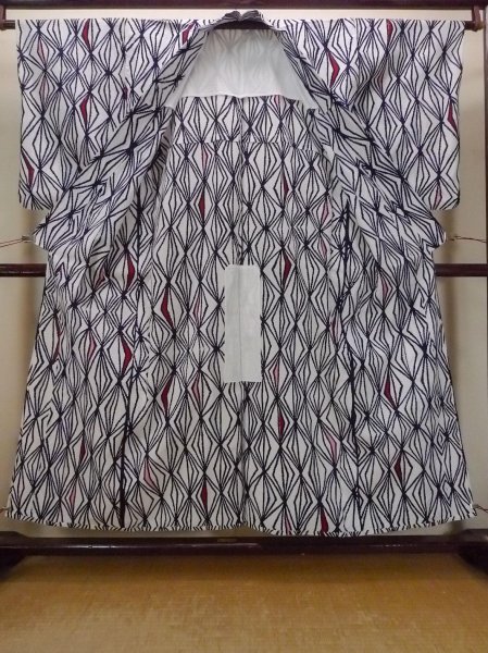 画像2: O0228K 女性用浴衣（日本製）  綿 白, 幾何学模様 【中古】【USED】【リサイクル】 ★★★☆☆【O0228K】 (2)