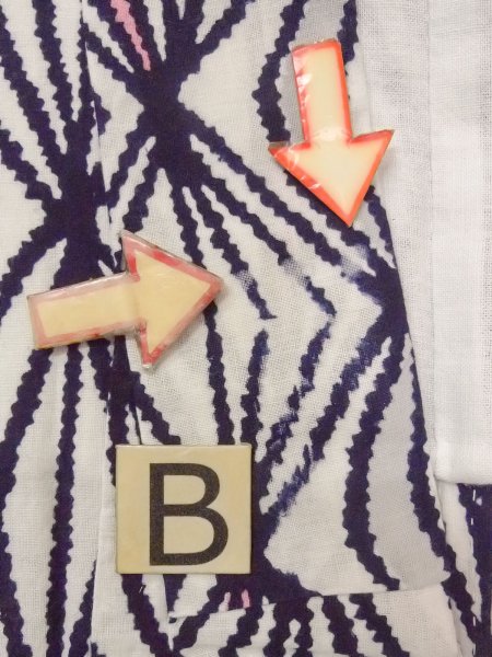 画像15: O0228K 女性用浴衣（日本製）  綿 白, 幾何学模様 【中古】【USED】【リサイクル】 ★★★☆☆【O0228K】 (15)