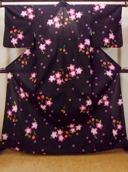 画像1: O0228R 女性用浴衣（海外製）  綿 黒, 桜 【中古】【USED】【リサイクル】 ★★★☆☆【O0228R】 (1)