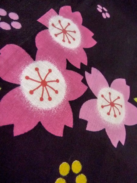 画像9: O0228R 女性用浴衣（海外製）  綿 黒, 桜 【中古】【USED】【リサイクル】 ★★★☆☆【O0228R】 (9)