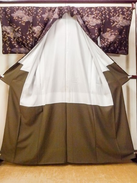 画像2: O0312A 女性用小紋  シルク(正絹) 深い紫色, 梅 【中古】【USED】【リサイクル】 ★★★☆☆【O0312A】 (2)