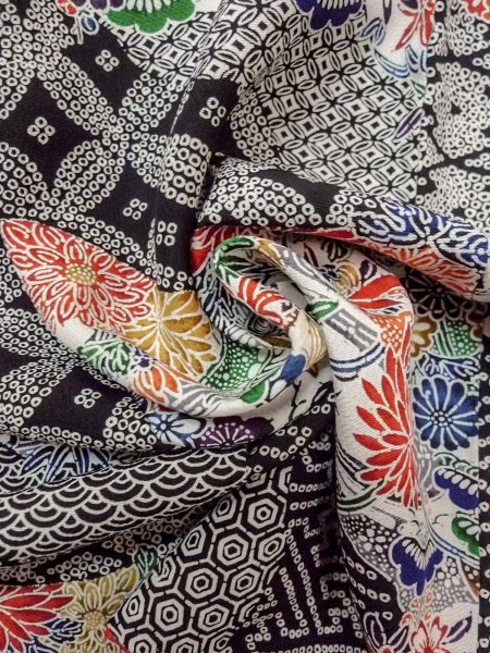 画像11: O0312J 女性用小紋  シルク(正絹) 黒, 桜 【中古】【USED】【リサイクル】 ★★★☆☆【O0312J】 (11)