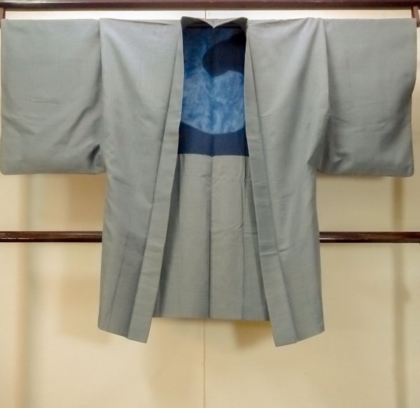 画像1: O0312N 男性用羽織 結城紬 シルク（正絹） 淡い灰色, 亀甲 【中古】【USED】【リサイクル】 ★★★☆☆【O0312N】 (1)