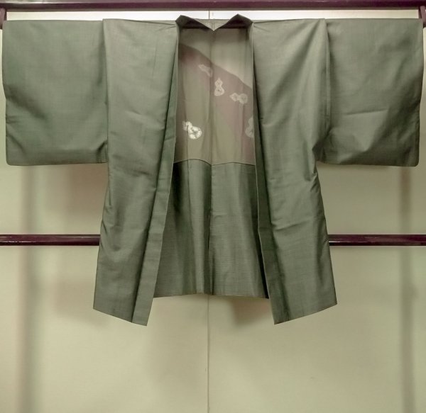 画像1: O0312R 男性用羽織 大島紬 シルク（正絹） 灰色, 亀甲 【中古】【USED】【リサイクル】 ★★★☆☆【O0312R】 (1)