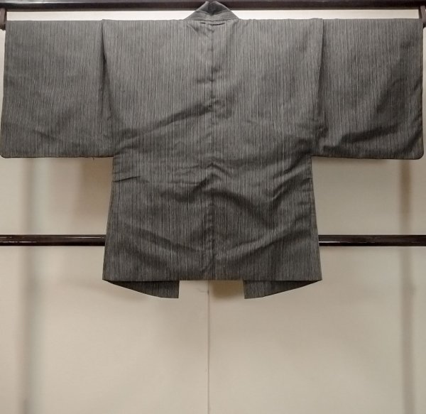 画像2: O0312T 男性用羽織 大島紬 シルク（正絹） 黒, 縞 【中古】【USED】【リサイクル】 ★★★★☆【O0312T】 (2)