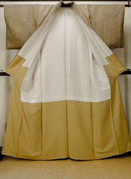 画像2: O0328B 女性用紬  シルク(正絹) 灰色がかった緑色, 唐花 【中古】【USED】【リサイクル】 ★★★☆☆【O0328B】 (2)