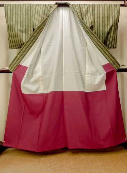 画像2: O0328G 女性用紬  シルク(正絹) 灰色がかった黄緑色, 縞 【中古】【USED】【リサイクル】 ★★★★☆【O0328G】 (2)