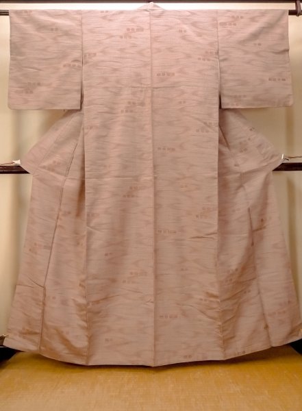 画像1: O0328J 女性用紬  シルク（正絹） 灰色がかった桃色, 流水 【中古】【USED】【リサイクル】 ★★☆☆☆【O0328J】 (1)