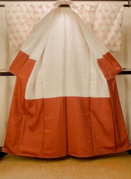 画像2: O0328K 女性用紬  シルク(正絹) アイボリー, 抽象的模様 【中古】【USED】【リサイクル】 ★★★☆☆【O0328K】 (2)