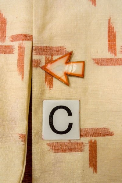 画像16: O0328K 女性用紬  シルク(正絹) アイボリー, 抽象的模様 【中古】【USED】【リサイクル】 ★★★☆☆【O0328K】 (16)