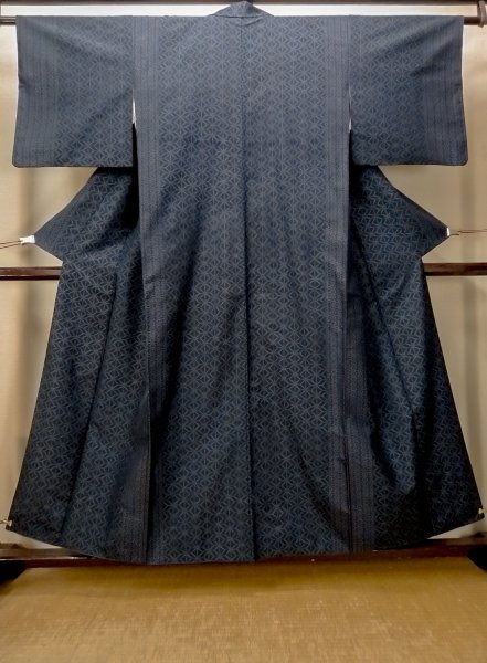画像1: O0328Q 女性用紬 十日町紬 シルク（正絹） 深い藍, 幾何学模様 【中古】【USED】【リサイクル】 ★★★☆☆【O0328Q】 (1)