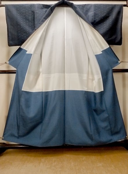 画像2: O0328Q 女性用紬 十日町紬 シルク（正絹） 深い藍, 幾何学模様 【中古】【USED】【リサイクル】 ★★★☆☆【O0328Q】 (2)