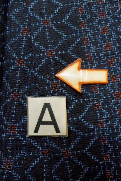 画像13: O0328Q 女性用紬 十日町紬 シルク（正絹） 深い藍, 幾何学模様 【中古】【USED】【リサイクル】 ★★★☆☆【O0328Q】 (13)