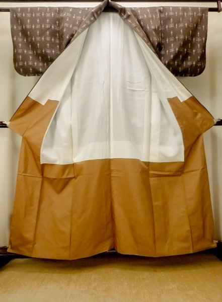 画像2: O0328T 女性用紬  シルク（正絹） 深い茶色, 抽象的模様 【中古】【USED】【リサイクル】 ★★★★☆【O0328T】 (2)