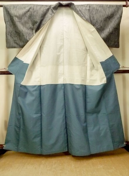 画像2: O0328U 女性用紬  シルク（正絹） 深い藍, 抽象的模様 【中古】【USED】【リサイクル】 ★★★★☆【O0328U】 (2)