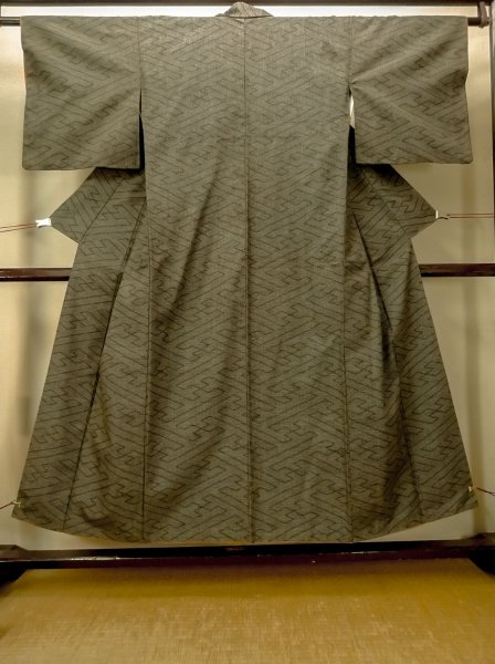 画像1: O0328Y 女性用紬  シルク（正絹） 灰色がかった茶色, 紗綾形文 【中古】【USED】【リサイクル】 ★★★★☆【O0328Y】 (1)