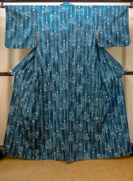 画像1: O0329C 女性用紬  シルク（正絹） 深い水色, 花 【中古】【USED】【リサイクル】 ★★☆☆☆【O0329C】 (1)