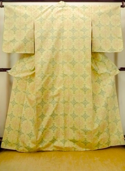 画像1: O0329F 女性用紬  シルク（正絹） 淡い黄色, 花 【中古】【USED】【リサイクル】 ★★★★☆【O0329F】 (1)