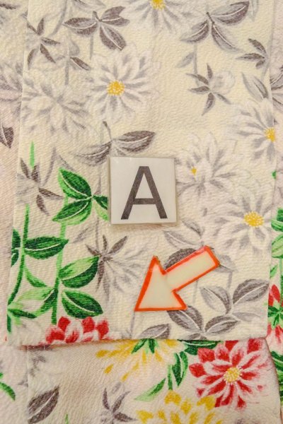 画像14: O0419E 女性用小紋  シルク（正絹） オフ　ホワイト, 菊 【中古】【USED】【リサイクル】 ★★★☆☆【O0419E】 (14)