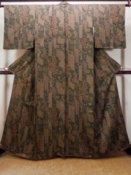 画像1: O0419F 女性用小紋  シルク（正絹） 茶色, 唐花 【中古】【USED】【リサイクル】 ★★★★☆【O0419F】 (1)