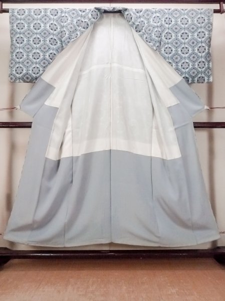 画像2: O0419R 女性用小紋  シルク（正絹） 淡い灰色, 花 【中古】【USED】【リサイクル】 ★★☆☆☆【O0419R】 (2)