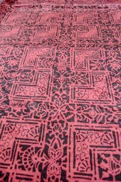 画像10: O0419T 女性用小紋  シルク（正絹） 深い赤色, 唐花 【中古】【USED】【リサイクル】 ★★★★☆【O0419T】 (10)