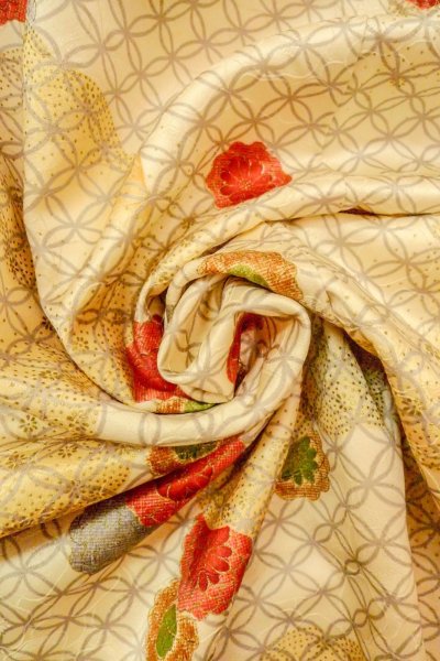 画像12: O0419U 女性用小紋  シルク（正絹） 淡い黄色, 花 【中古】【USED】【リサイクル】 ★★★☆☆【O0419U】 (12)