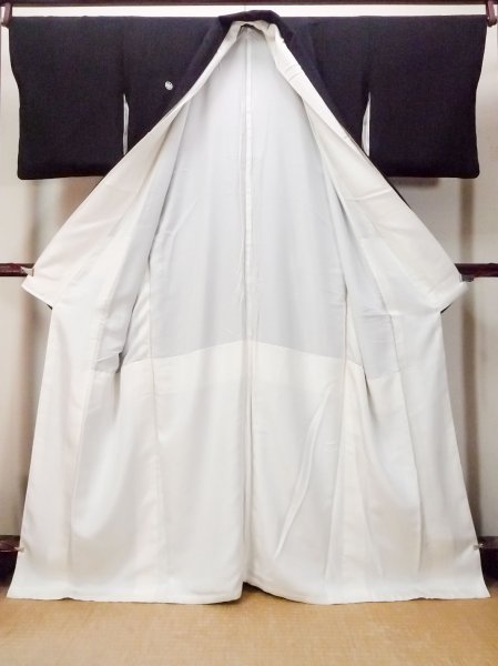 画像3: O0509C 女性用留袖  シルク（正絹） 黒, 梅 【中古】【USED】【リサイクル】 ★★☆☆☆【O0509C】 (3)