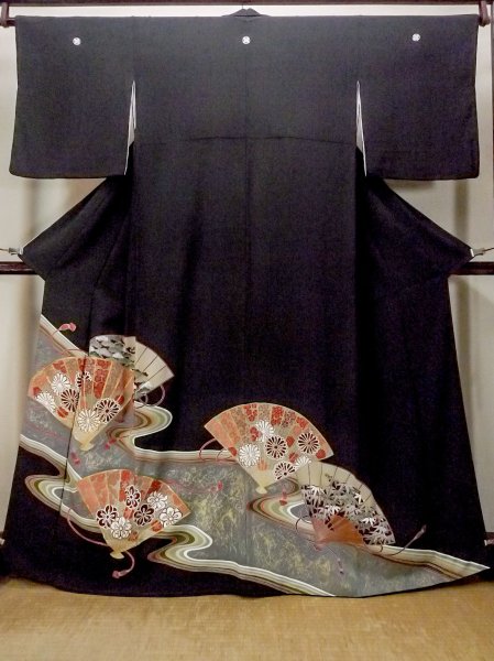 画像1: O0509J 女性用留袖  シルク（正絹） 黒, 菊 【中古】【USED】【リサイクル】 ★★★☆☆【O0509J】 (1)