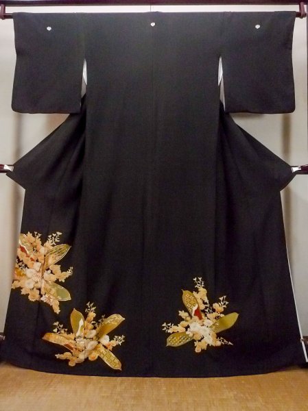 画像1: O0509M 女性用留袖  シルク（正絹） 黒, ぼたん 【中古】【USED】【リサイクル】 ★☆☆☆☆【O0509M】 (1)