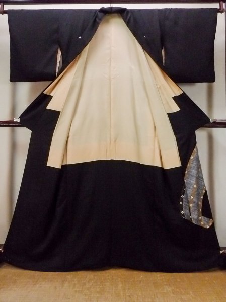 画像3: O0509N 女性用留袖  シルク（正絹） 黒, 房付き紐 【中古】【USED】【リサイクル】 ★★★☆☆【O0509N】 (3)