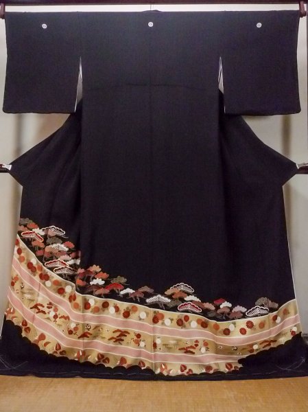 画像1: O0509Q 女性用留袖  シルク（正絹） 黒, 菊 【中古】【USED】【リサイクル】 ★★☆☆☆【O0509Q】 (1)