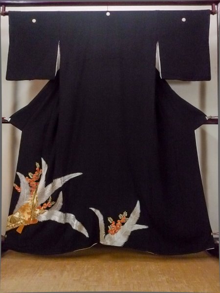 画像1: O0509R 女性用留袖  シルク（正絹） 黒, 花 【中古】【USED】【リサイクル】 ★★☆☆☆【O0509R】 (1)