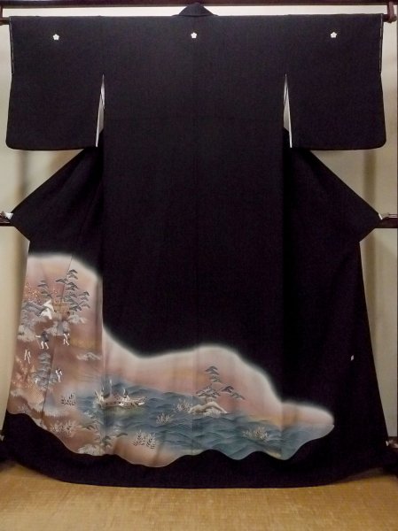 画像1: O0509V 女性用留袖  シルク（正絹） 黒, 梅 【中古】【USED】【リサイクル】 ★★★★☆【O0509V】 (1)