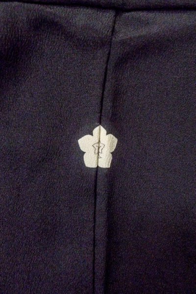 画像4: O0509V 女性用留袖  シルク（正絹） 黒, 梅 【中古】【USED】【リサイクル】 ★★★★☆【O0509V】 (4)