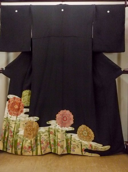 画像1: O0509W 女性用留袖  シルク（正絹） 黒, 菊 【中古】【USED】【リサイクル】 ★★★☆☆【O0509W】 (1)