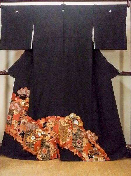 画像1: O0509Z 女性用留袖  シルク（正絹） 黒, ぼたん 【中古】【USED】【リサイクル】 ★★★☆☆【O0509Z】 (1)