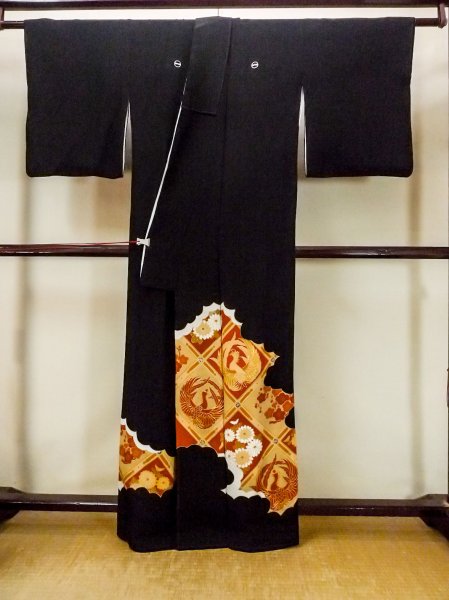 画像2: O0510C 女性用留袖  シルク（正絹） 黒, 菊 【中古】【USED】【リサイクル】 ★★★☆☆【O0510C】 (2)