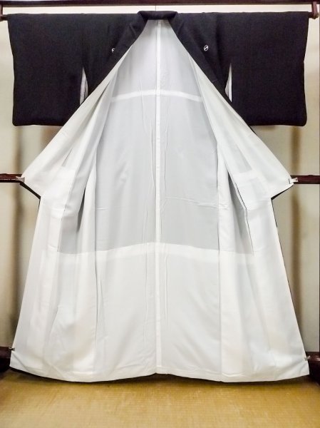 画像3: O0510C 女性用留袖  シルク（正絹） 黒, 菊 【中古】【USED】【リサイクル】 ★★★☆☆【O0510C】 (3)