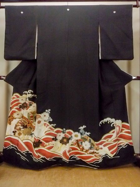 画像1: O0510D 女性用留袖  シルク（正絹） 黒, 菊 【中古】【USED】【リサイクル】 ★☆☆☆☆【O0510D】 (1)