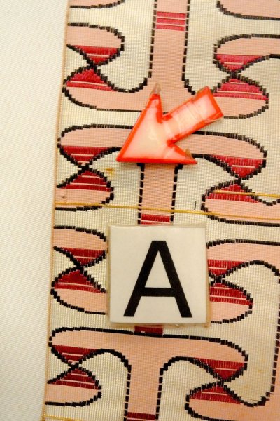 画像12: O0606X 八寸（袋名古屋）帯 女性用着物 シルク（正絹）   オフ　ホワイト 幾何学模様 【中古】 【USED】 【リサイクル】 ★★☆☆☆ (12)