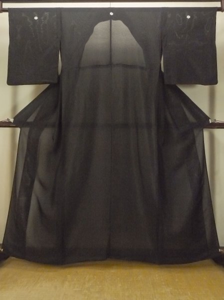 画像1: O0624C 女性用紋付  シルク（正絹） 黒,  【中古】【USED】【リサイクル】 ★★★★☆【O0624C】 (1)